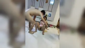 好兄弟夫妻来家里玩换妻游戏，两个媳妇换着操