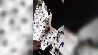 嫂子在洗澡，我突然跑进去，把她吓了一跳，没想到今天嫂子还有点抗拒