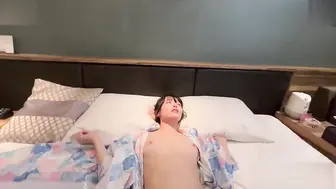 岛国反差母狗 和服下的春光荡漾 露出丰满的乳房和诱人的曲线，反差的魅力让人欲火焚身