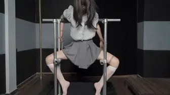 调教女学生，简单调教就尿了一地