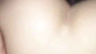 情侣玩自拍，网盘泄密，女生逼毛很茂盛