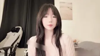 情侣自拍 仙气满点 床上极为淫荡超级反差 散落一地的衣服，汗水与爱液交融