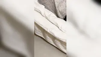 成功诱奸嫂子！无套后入！玩大腿！！内射小逼里 无套地粗暴地后入，深深地插入她的子宫