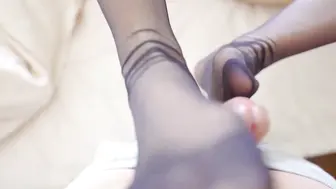 为了满足我这个丝足控，表妹新买了一双黑丝，在丝袜的按摩下滚烫的精液射满她的小嘴