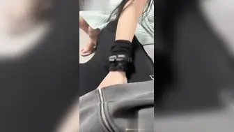 上次被我用春药操了的同事突然让我去她家玩 被我当着她和她老公的结婚照面前操的嗷嗷叫！