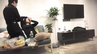 你轻点我怕又大又粗 啊啊好痛我逼小帮你撸出来吧 太厉害了你老婆受得了么