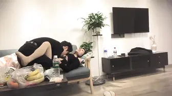 你轻点我怕又大又粗 啊啊好痛我逼小帮你撸出来吧 太厉害了你老婆受得了么