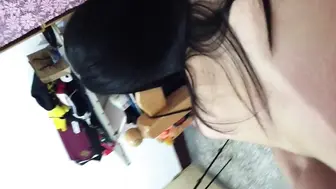 在简陋的出租屋内，刚出来打工的一对小情侣啪啪自拍，妹子还很青涩的样子，没有什么性经验