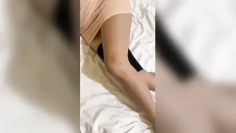 大哥刚出门，我就迫不及待的拉着嫂子在床上啪啪 疯狂地撕扯她的衣服，露出那雪白的胴体，我贪婪地吮吸着她的乳峰