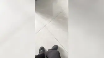 大哥在沙发上打游戏，我偷偷溜进嫂子的房间，猛插嫂子的骚穴。