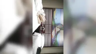 大哥约的良家老阿姨酒店激情啪啪，吃着奶子摸着逼给她舔得好湿，大鸡巴各种抽插冒白浆