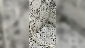 大哥还在房间睡觉，嫂子刚洗完澡出来，就开始诱惑我，还好没被大哥发现