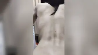 大哥还在房间睡觉，嫂子刚洗完澡出来，就开始诱惑我，还好没被大哥发现