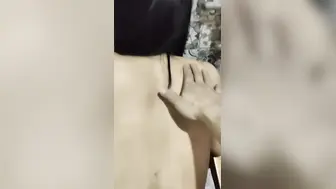 大哥还在房间睡觉，嫂子刚洗完澡出来，就开始诱惑我，还好没被大哥发现
