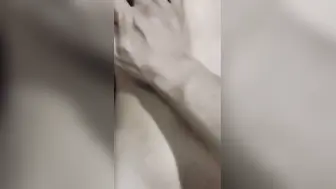 大哥还在房间睡觉，嫂子刚洗完澡出来，就开始诱惑我，还好没被大哥发现