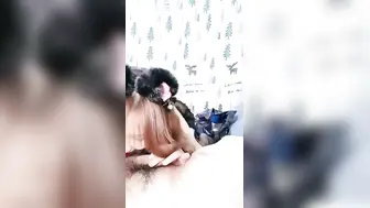 女仆装黑丝妹子，男友帮其大黑牛自慰，刺激外阴无套女上位啪啪