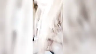 女仆装黑丝妹子，男友帮其大黑牛自慰，刺激外阴无套女上位啪啪