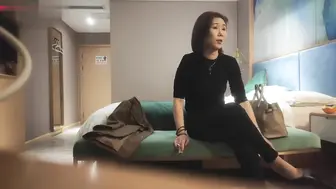 40岁成熟美女火辣登场，自愿互动床上挑逗升级，妩媚动作热烈，激情氛围与视觉享受层层递进
