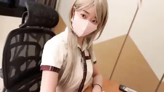 继父无法忍受继女穿太火辣上学