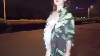 香港辣妈户外露出 “晒胸”成瘾 在公共场所拍摄大量暴露视图