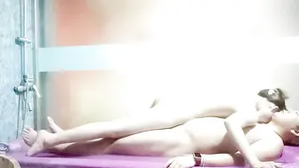 骚女技师服务周到，身上一顿磨蹭舔弄