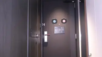 我先是在酒店房间门口的镜子前拍摄自己做爱的画面，再把假阳具挂在窗户上让她自慰，然后又以女上位被大屌刺中差点晕过去，最后又以女上位被内射 #072q #ﾐﾙ