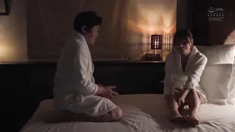 CAWD-628 [中文字幕] 伊藤舞雪 - 2個月沒打炮讓人在飛行前就奇癢難耐…與同飛的機長在降落地直接前往旅館直到隔天晨飛還有12小時如野獸般瘋狂性交