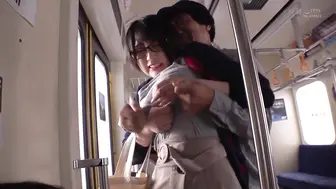 STARS-971 [中文字幕] 夏目響 - 無法出聲的電車裡集團痴漢 陰險揉乳 被用玩具欺負開發高潮 對性生疏的樸素女大學生「雖然感到討厭身體卻覺得好舒服…」23 歲 夏目 假名