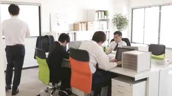 ADN-526 [中文字幕] 末広純 - 恥辱的忍住尿意通勤 被關在電梯我忍不住漏了的末廣被發現沒穿內褲來面試，沉醉在無法和上司及任何人說的性癖之中的事。